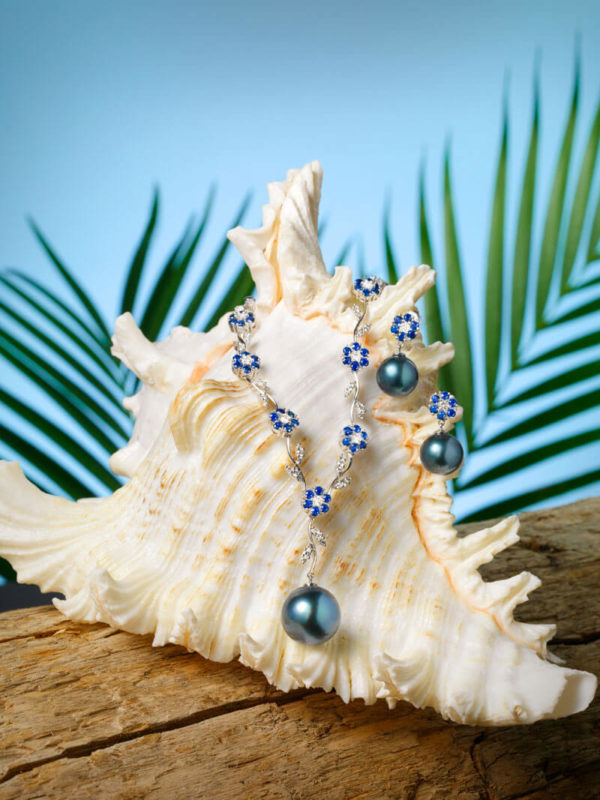 Collier et boucles d’oreilles en or blanc 18 carats, diamants, saphirs bleus et Perles de Tahiti.