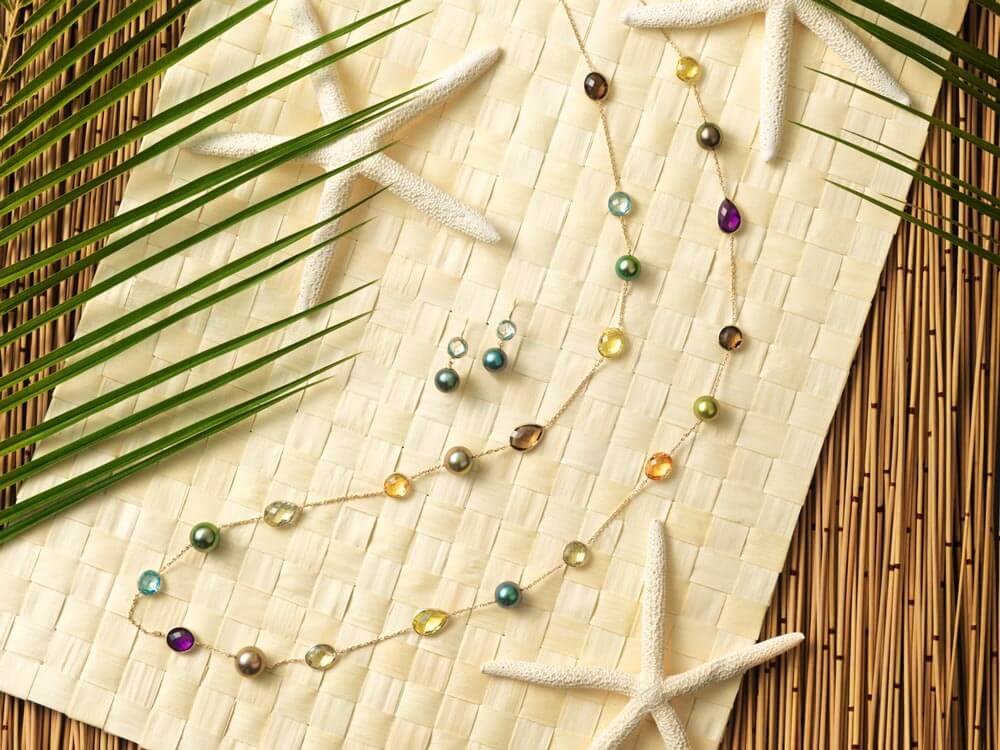 Sautoir et boucles d’oreilles en or jaune 14 carats, pierres semi-précieuses et Perles de Tahiti.