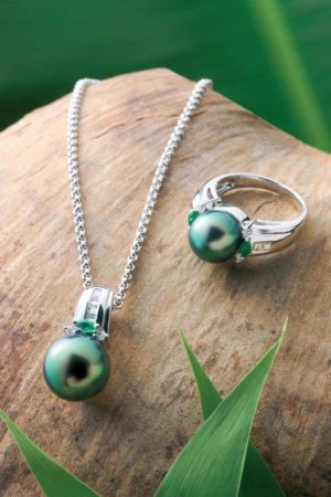 18Kt white gold diamond pendant, ring and emerald green Tahitian Pearls.