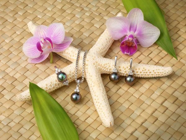 Boucles d’oreilles, pendentif & bague perles de Tahiti en or blanc 18 carats et diamants.