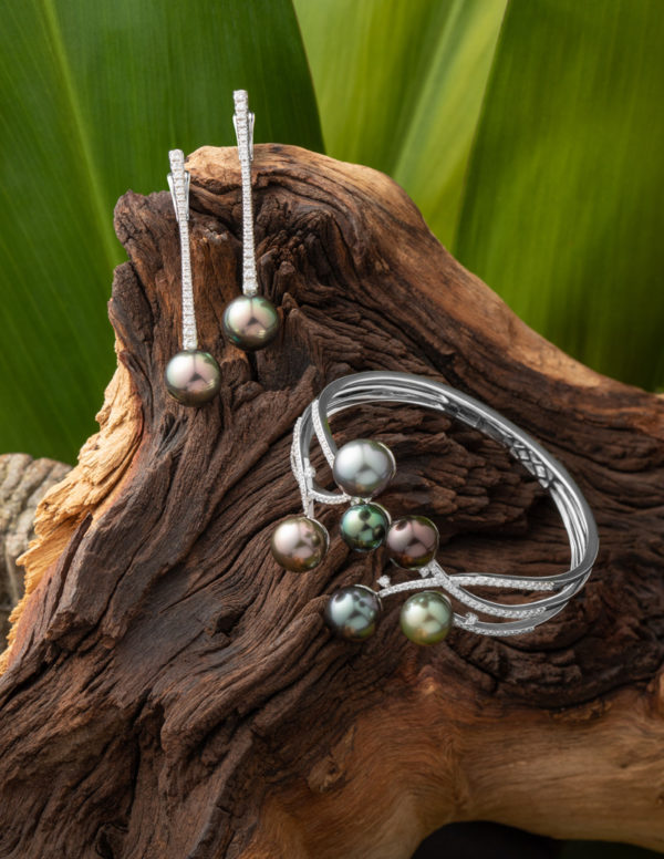 Bracelet et boucles d’oreilles en or blanc 18 carats, diamants et Perles de Tahiti.