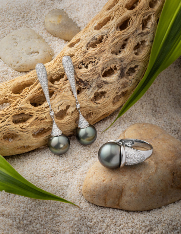 Bague et boucles d’oreilles en or blanc 18 carats, diamants et Perles de Tahiti