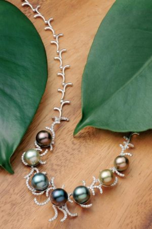 18Kt white gold diamond necklace and seven multi-hued Tahitian Pearls