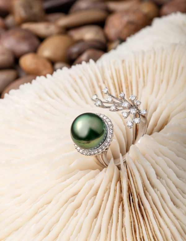 Tahitian Pearl and diamond ring set in 18Kt white gold. Also available in 18Kt yellow gold.