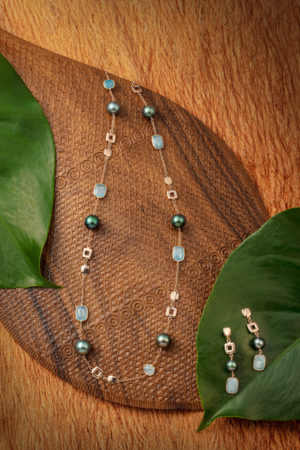 Tahitian Pearl moonstone sautoir and earrings set in 18Kt rose gold.