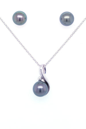 Silver pendant with black pearls