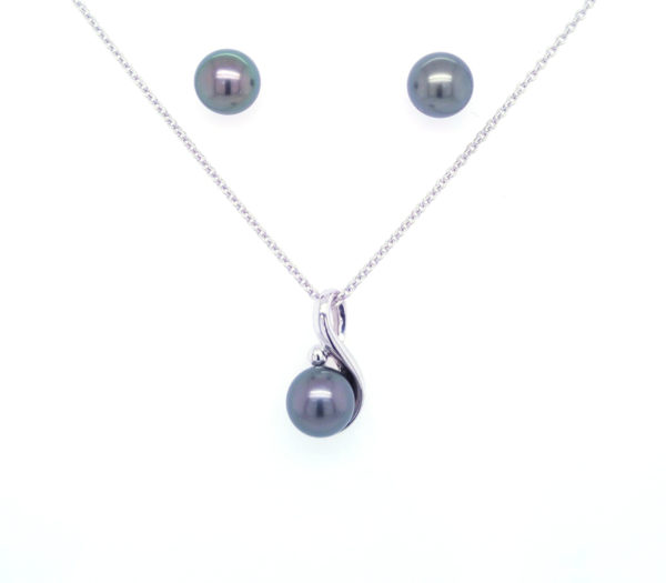 Silver pendant with black pearls