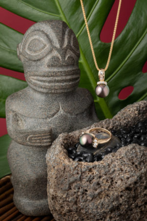 Bague et pendentif en or jaune 18 carats, diamants et Perles de Tahiti.