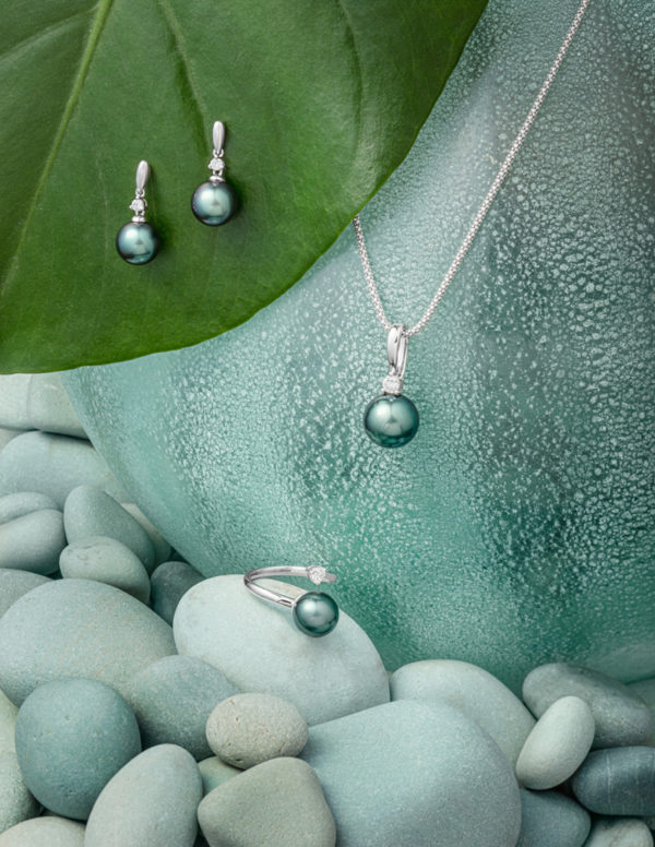 Tahitian Pearl diamond earrings, ring and pendant set in 18Kt white gold.