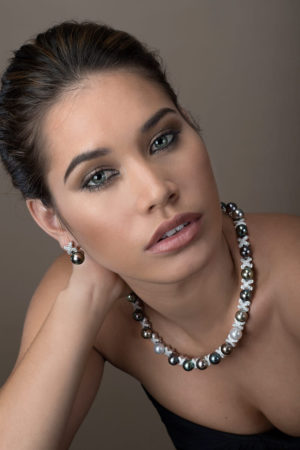 Tahitian Pearl necklace and earrings in 18 karats white gold and diamonds