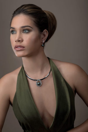 Tahitian Pearls on Pendant, earrings and omega chain in 18 karats white gold and diamonds.